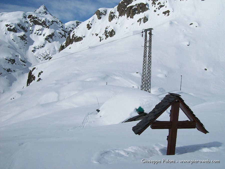 16 - Il rifugio Cernello semisepolto dalla neve .jpg
